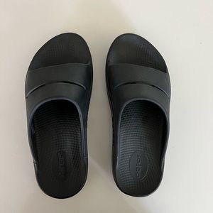 Excellent condition. Only worn 1 time indoors.